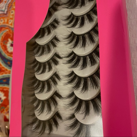 Box w/ 8 Pairs of Lashes - Picture 4 of 4